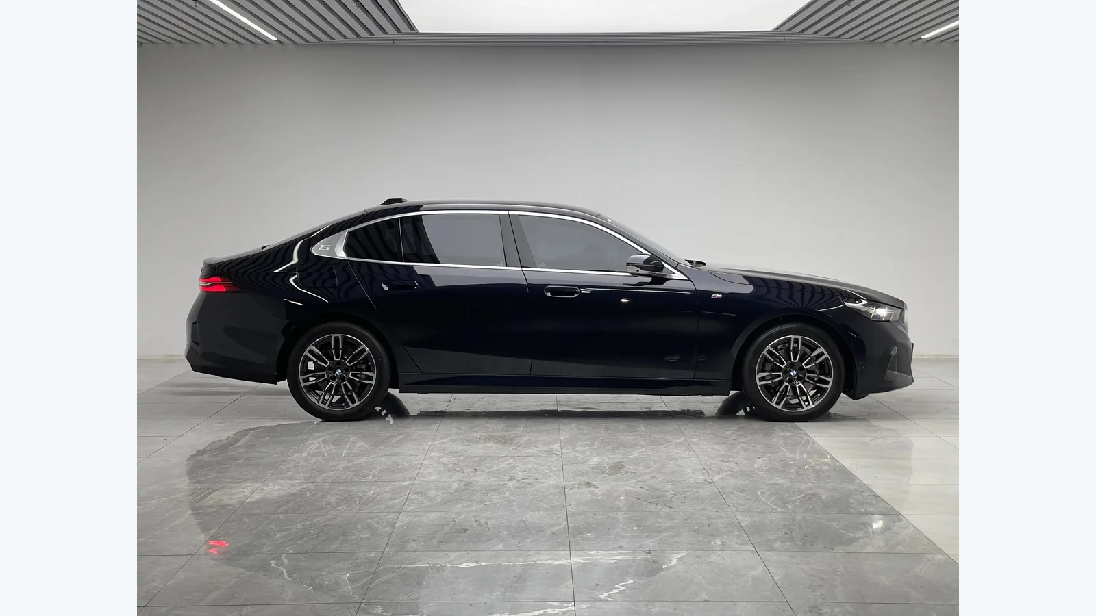 Used BMW 5 Series Photo 2 thumbnail