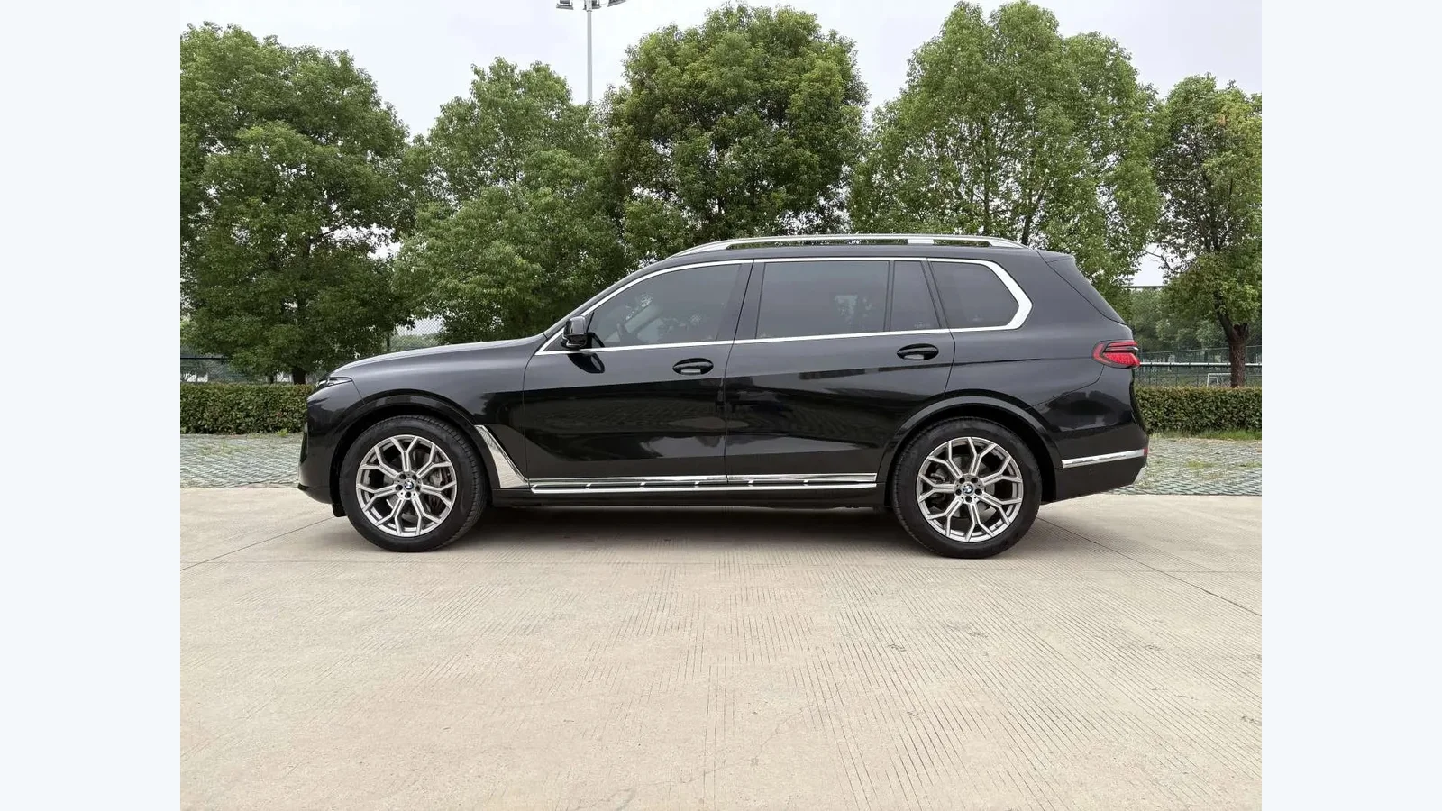 Used BMW X7 Side profile thumbnail