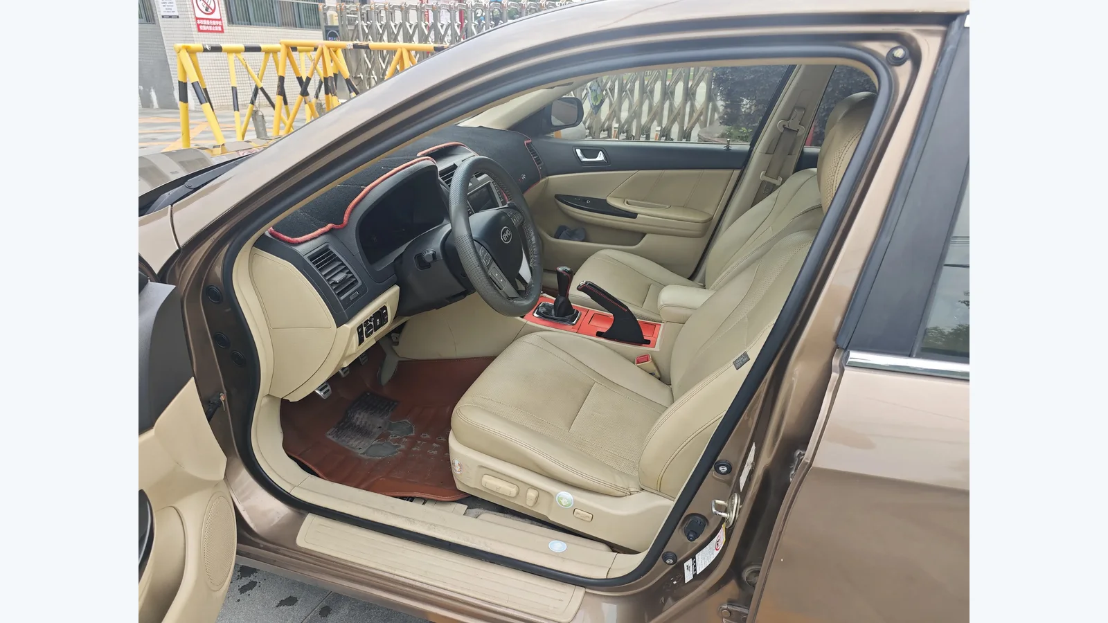 Used BYD G6 Photo 1 thumbnail
