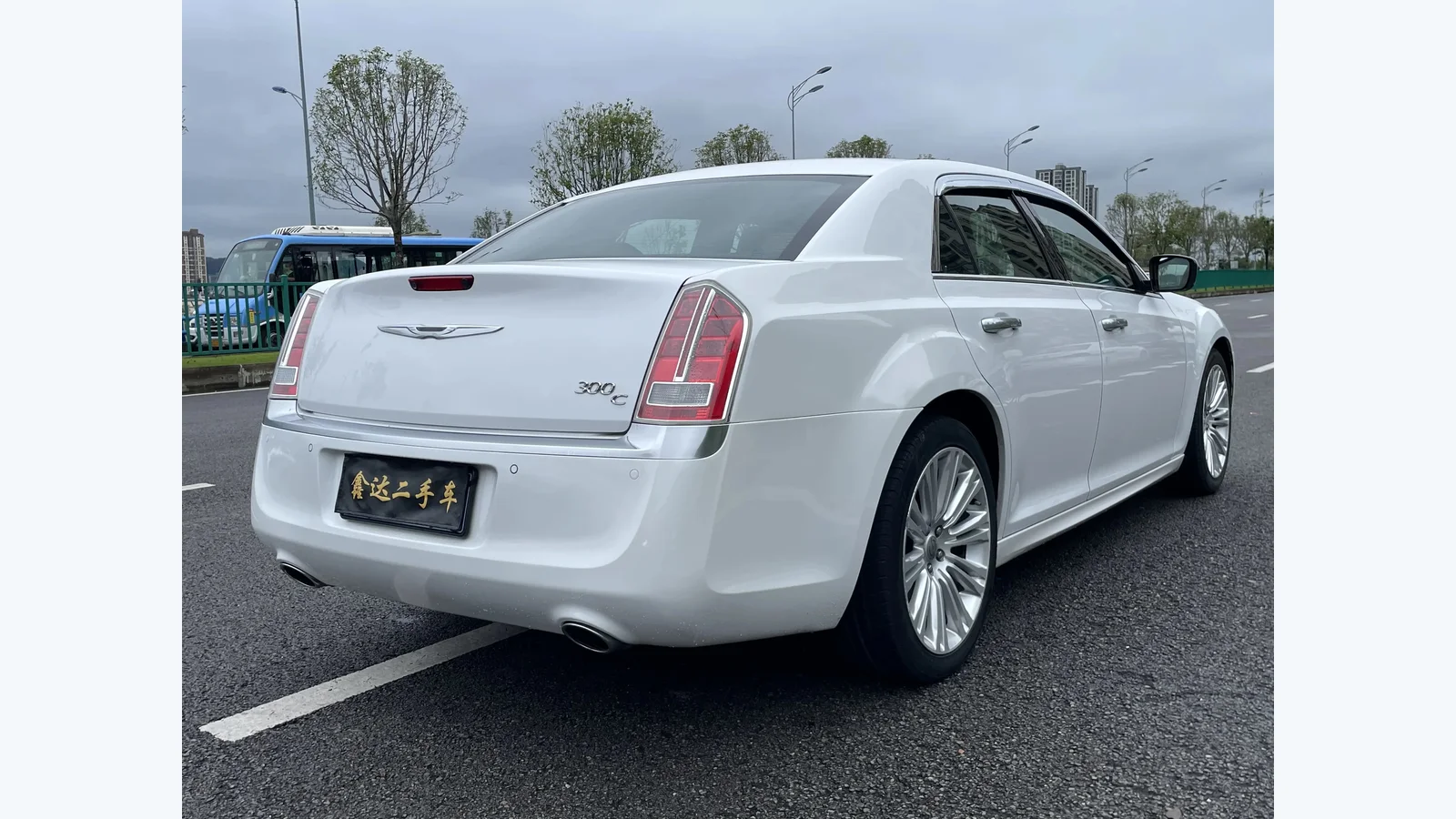 Used Chrysler 300C Photo 1 thumbnail