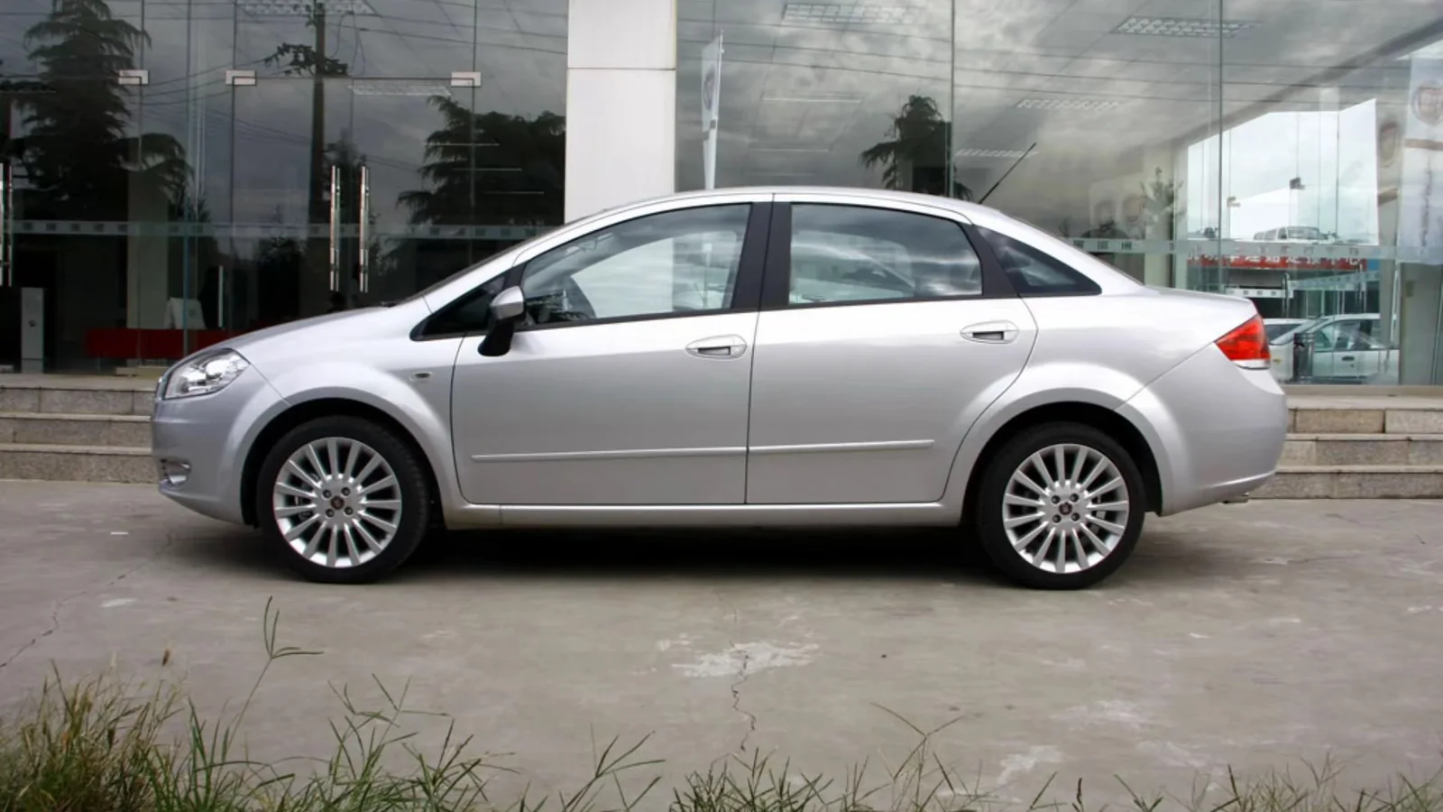 Used Fiat Linea Rear 45-degree thumbnail