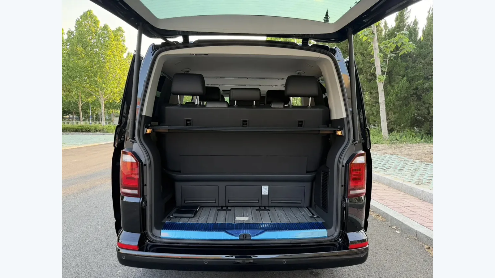 Used Volkswagen Multivan Photo 18 thumbnail