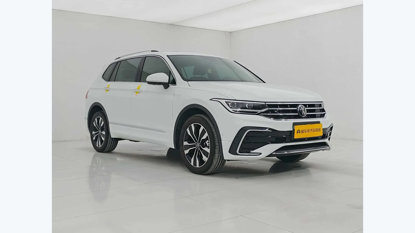Used Volkswagen Tiguan L Rear 45-degree thumbnail